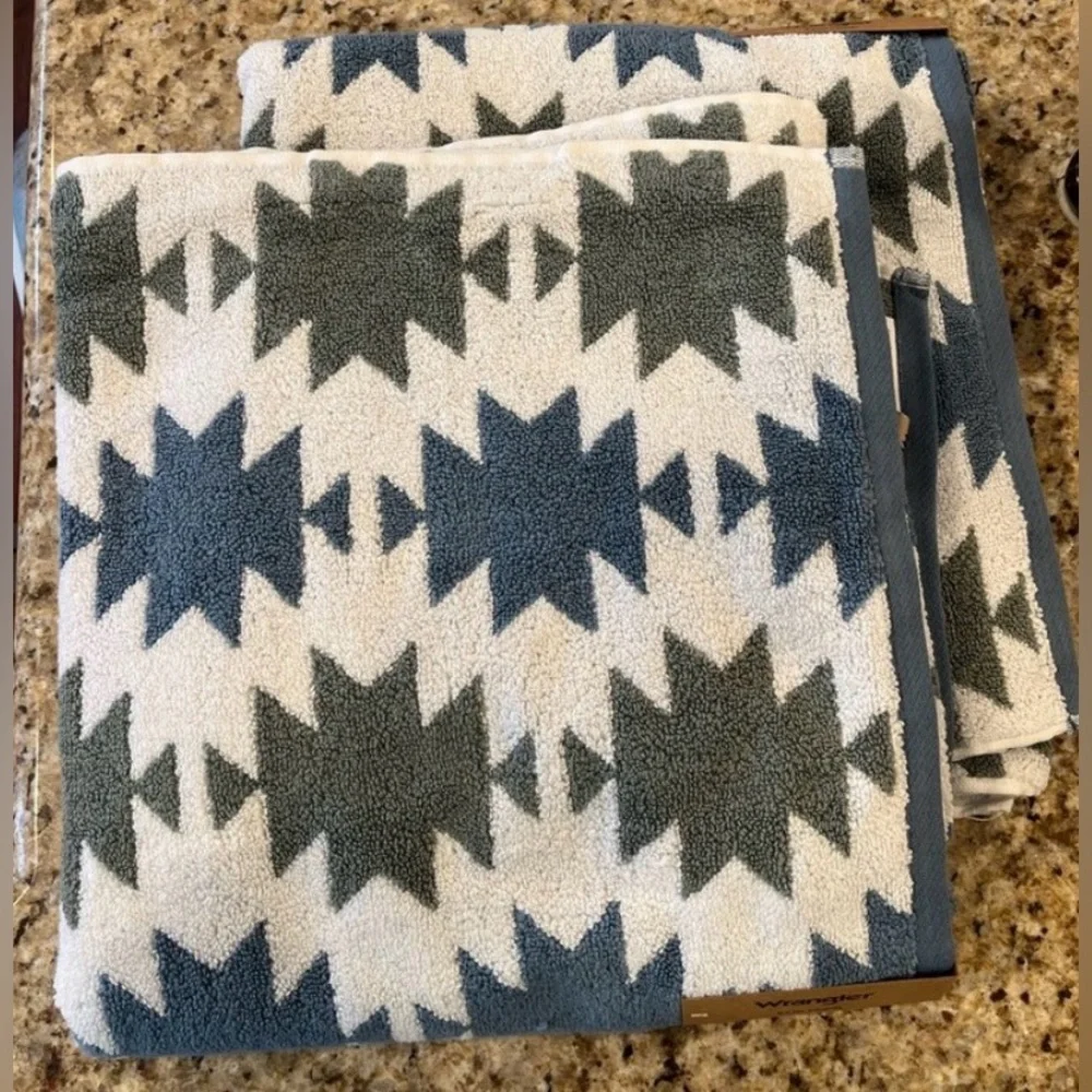 NEW Wrangler Bath Towels White with Sage and Blue Aztec Design 4 Bath & 2 Hand